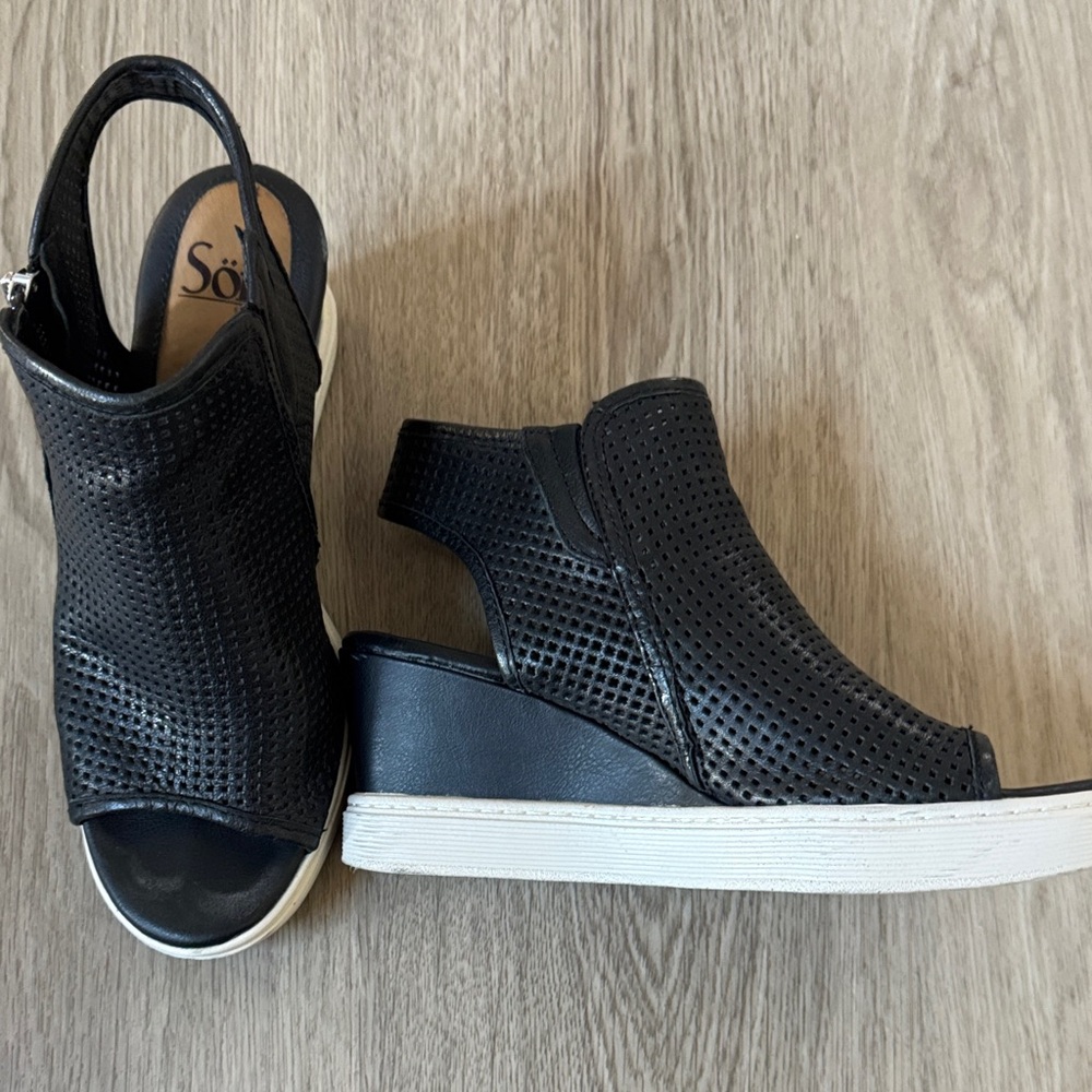 Sofft Women's Black Wedge Sandals size 7
